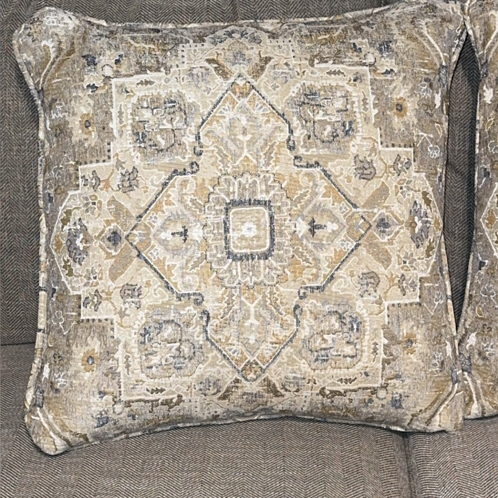 NWOT Set of 2 Elegant Beautiful Home Accent Decor Throw Pillow Covers 24”x24” - Picture 3 of 8